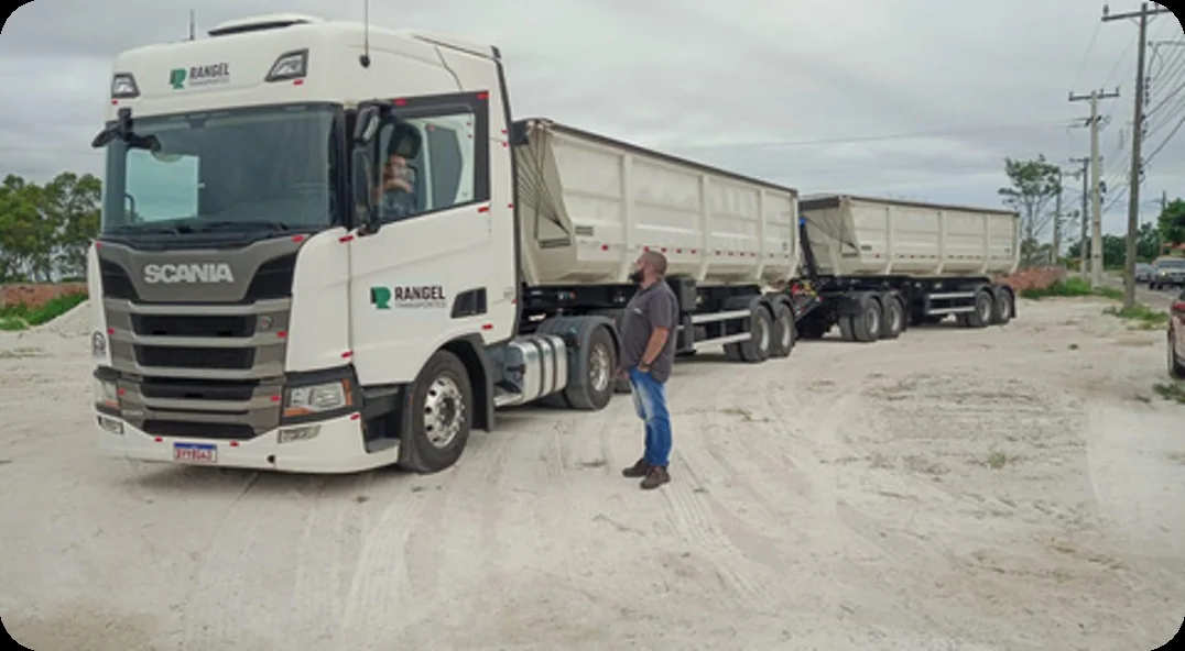 Caminhão e composição identificados com a marca Rangel Transportes